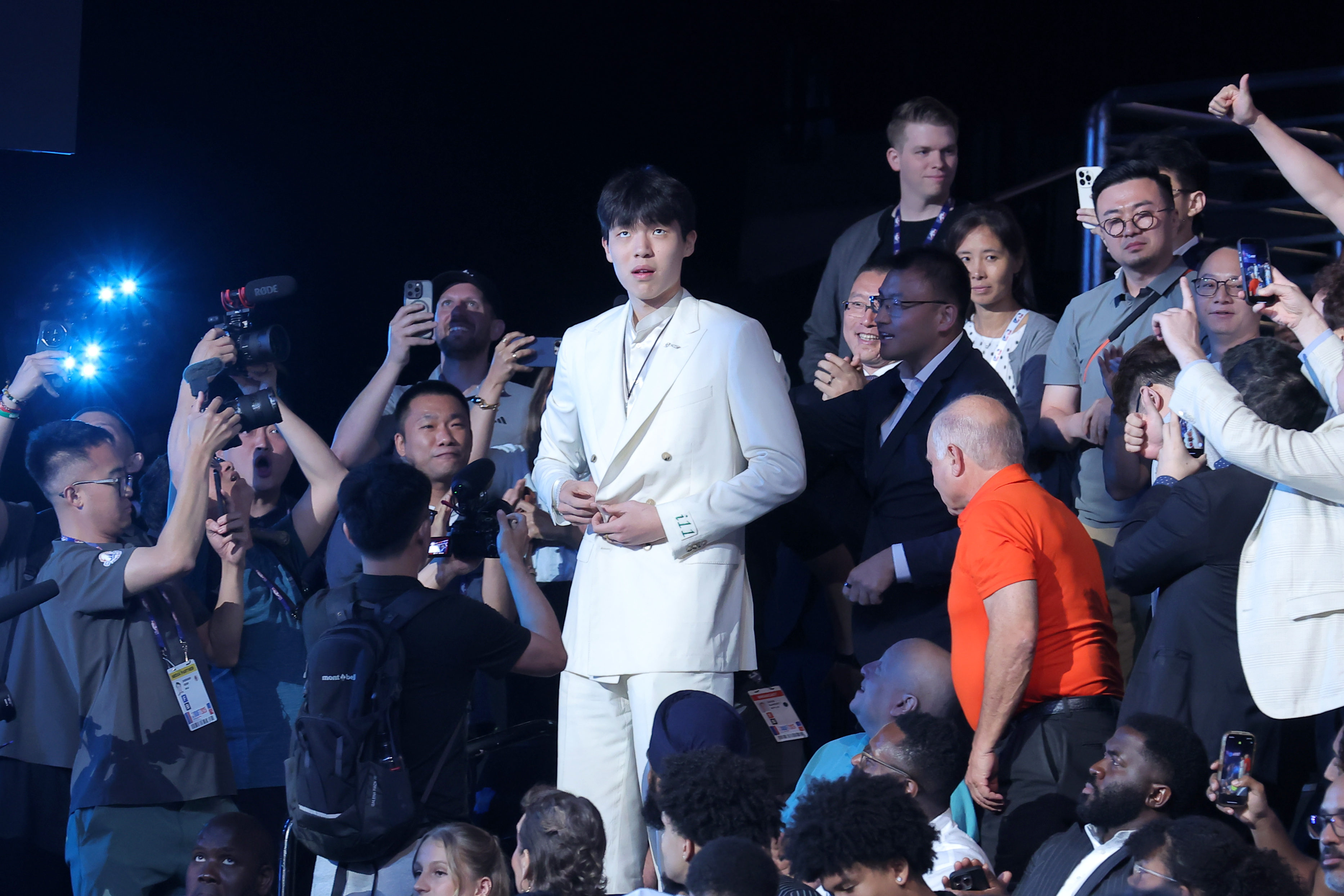 九游体育-比卢普斯：现在讨论杨瀚森进入球队轮换阵容还为时尚早，他需要持续进步