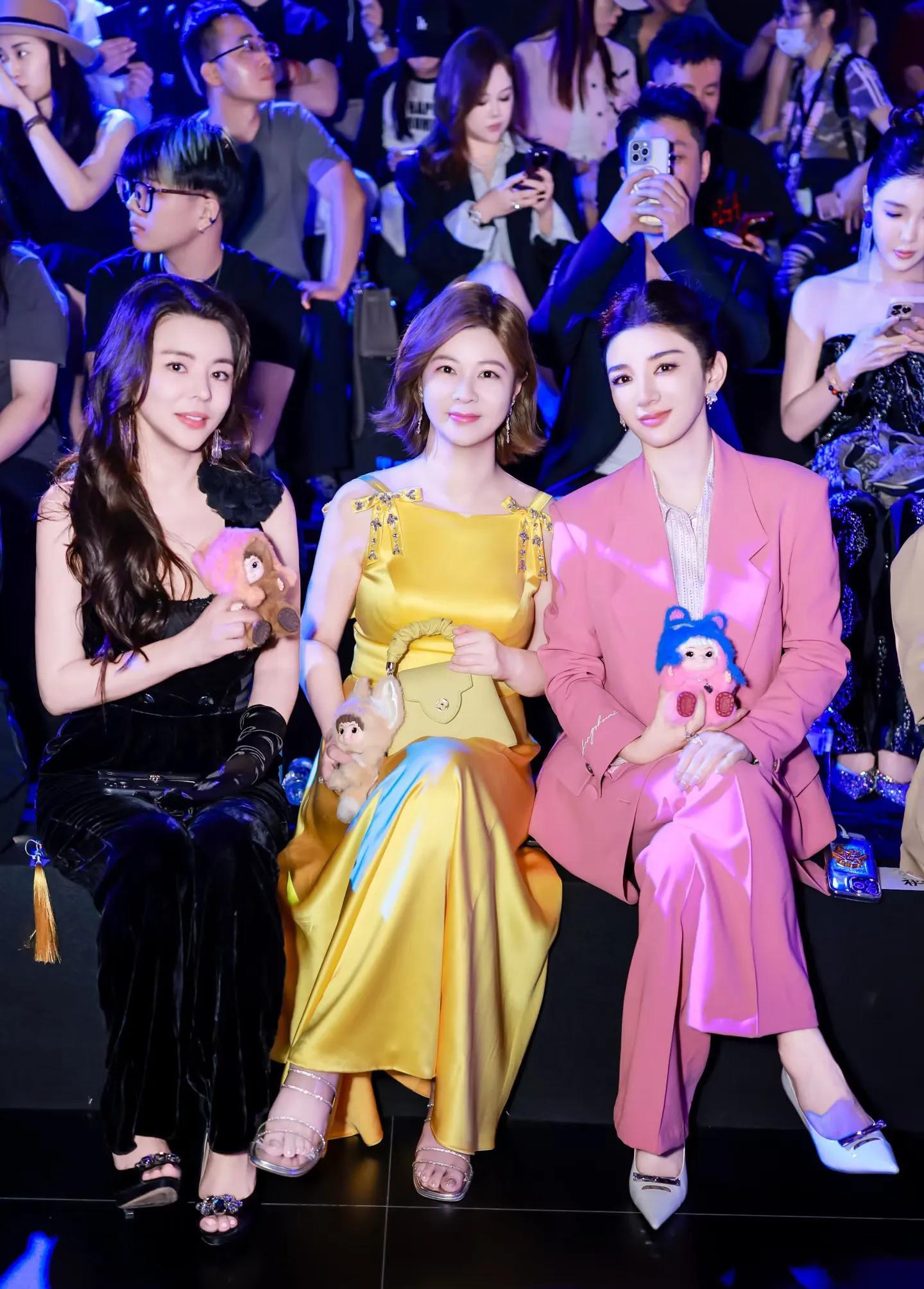 九游体育-杜华晒星二代走秀！甜馨比李小璐还高，酒窝有星范儿，黄奕尴尬了