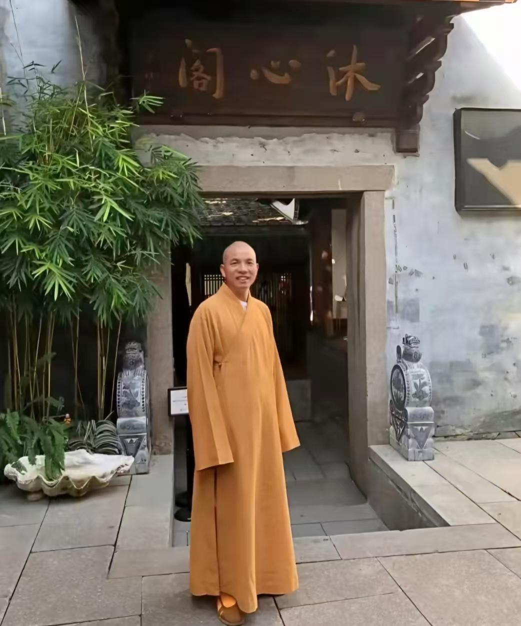 九游体育app-少林寺新方丈释印乐，上任仅一天，就被人扒出和美女大量的合照！