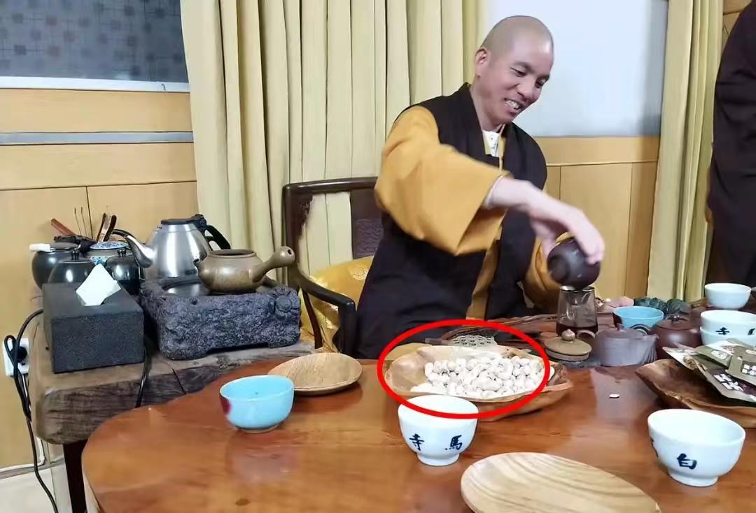 九游体育app-少林寺新方丈释印乐，上任仅一天，就被人扒出和美女大量的合照！