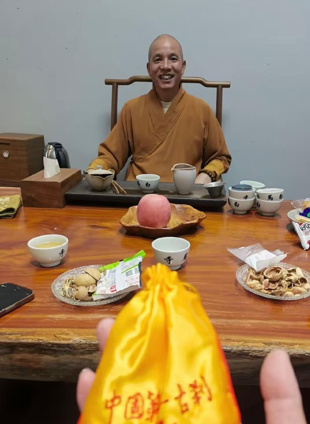 九游体育app-少林寺新方丈释印乐，上任仅一天，就被人扒出和美女大量的合照！
