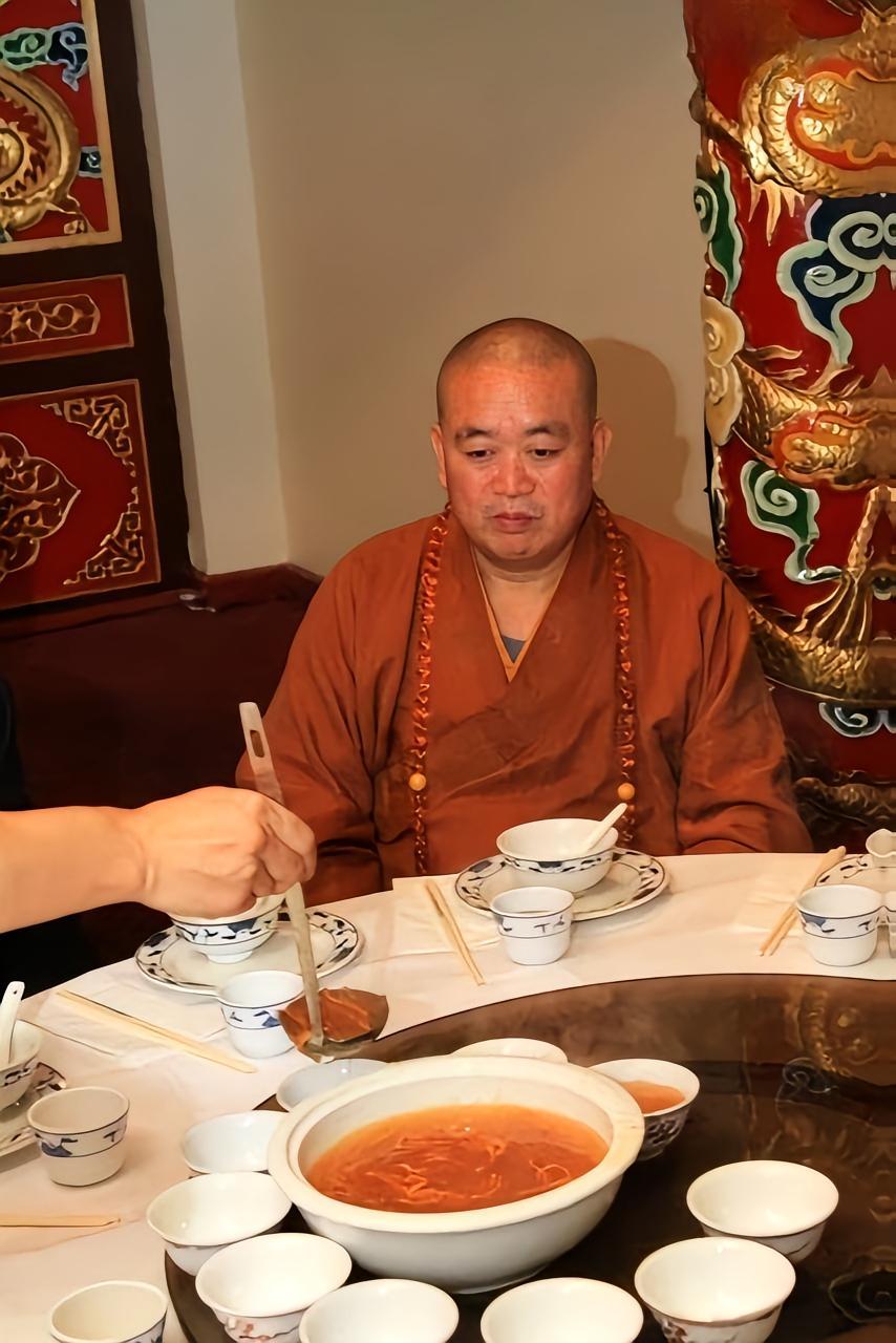 九游体育app-少林寺新方丈释印乐，上任仅一天，就被人扒出和美女大量的合照！