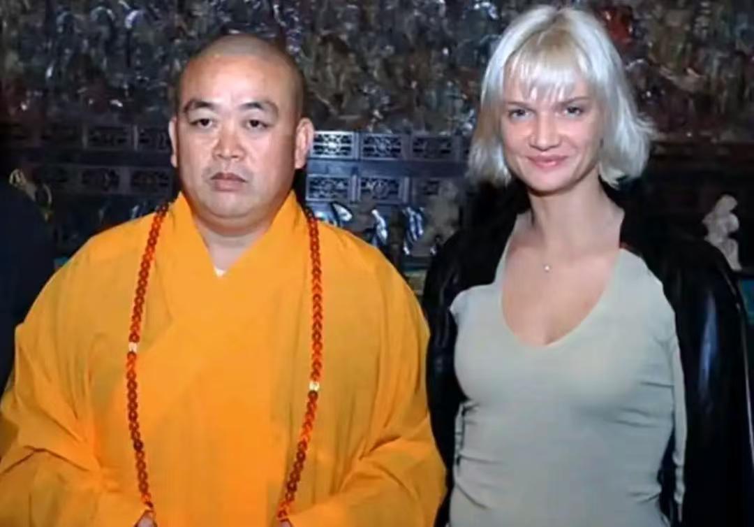 九游体育app-少林寺新方丈释印乐，上任仅一天，就被人扒出和美女大量的合照！