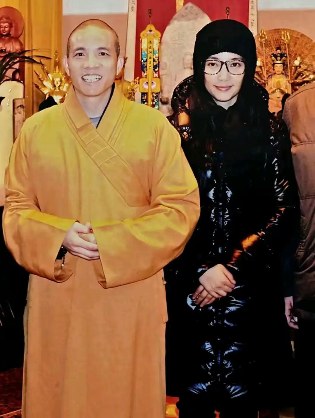 九游体育app-少林寺新方丈释印乐，上任仅一天，就被人扒出和美女大量的合照！