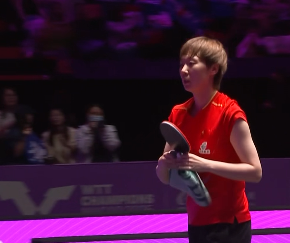 王曼昱3-2早田希娜晋级八强！二四局完美调整，第五局旋转压制！