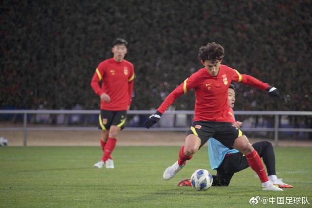 九游体育官网-国足战日本用三后卫or五后卫？中场关键两翼更致命